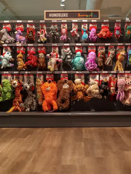 Butikkhylle med hundeleker