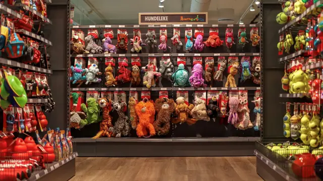 Butikkhylle med hundeleker