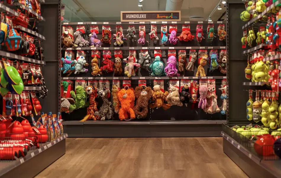 Butikkhylle med hundeleker