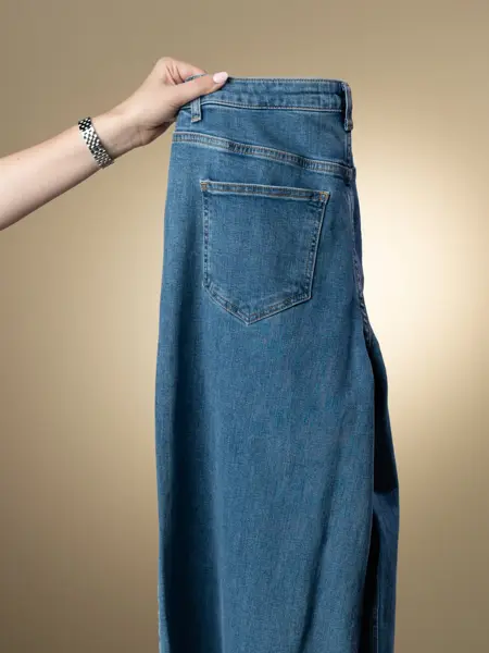 Vårens trender vist av en jente med halvlangt lyst hår og en jente med mørkt langt hår. Beige trenchcoat, kanll rosa skjorter og kjoler og bluser med puffermer