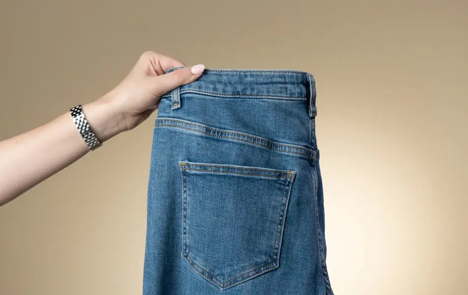 Vårens trender vist av en jente med halvlangt lyst hår og en jente med mørkt langt hår. Beige trenchcoat, kanll rosa skjorter og kjoler og bluser med puffermer