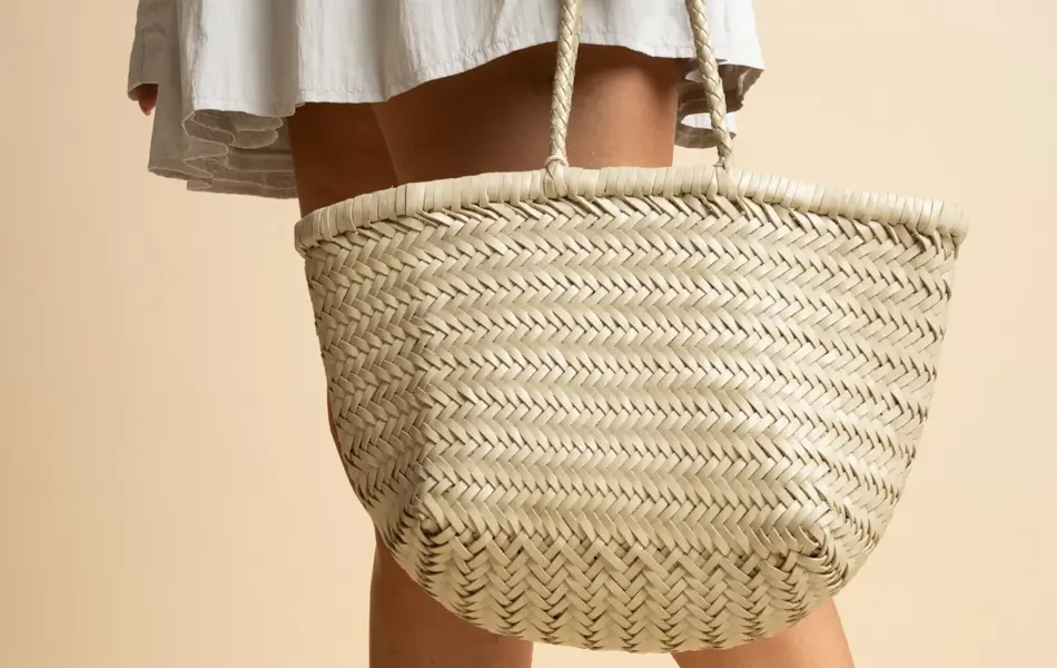 Dameben med flip flops, hånd holder stråveske