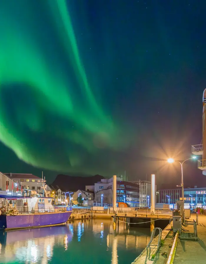 Fasadebilde av Thon Hotel Lofoten i Svolvær med nordlys i bakgrunnen