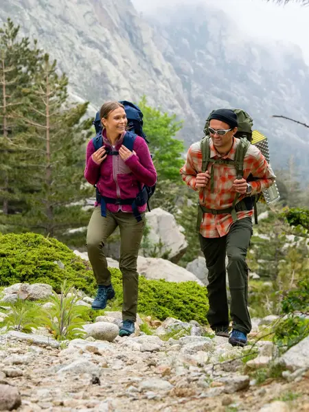 To som går tur med sekk på ryggen