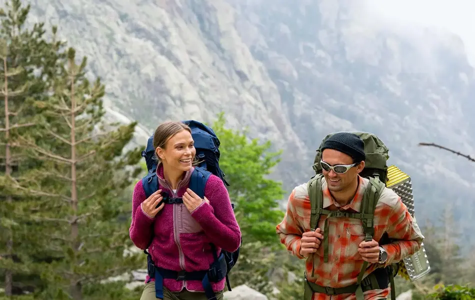 To som går tur med sekk på ryggen