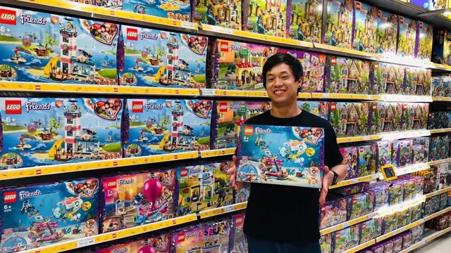 Mann som holder Lego