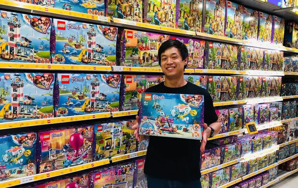 Mann som holder Lego