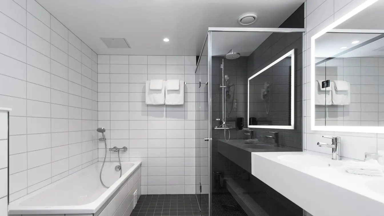 Bad med dusj, badekar og to vasker i juniorsuite på Thon Hotel Vika Atrium i Oslo