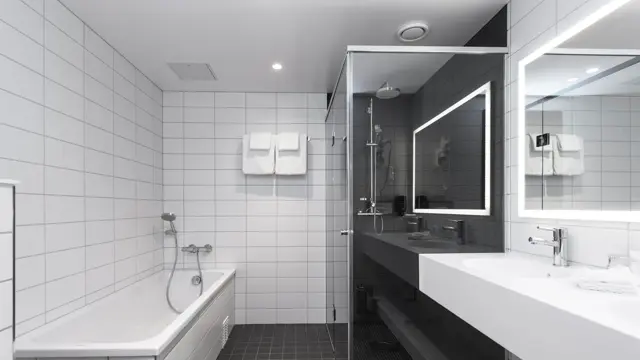 Bad med dusj, badekar og to vasker i juniorsuite på Thon Hotel Vika Atrium i Oslo