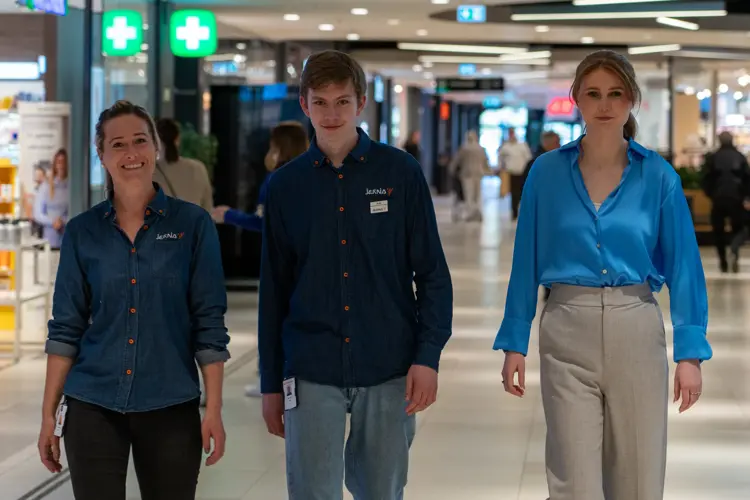 OPPFORDRING: F.v.: Camilla Furuhovde Næss, Erik Friis og Martine Vignes anbefaler alle unge som i dag er på jakt etter jobb, enten det er hos Østfoldhallene eller andre steder, å bare kaste seg ut i det. 