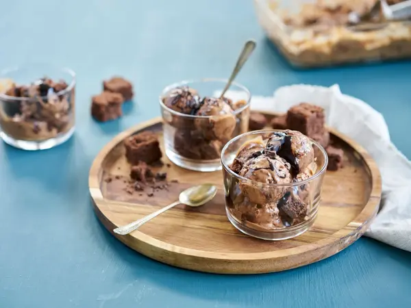 Sjokoladeis med brownies 