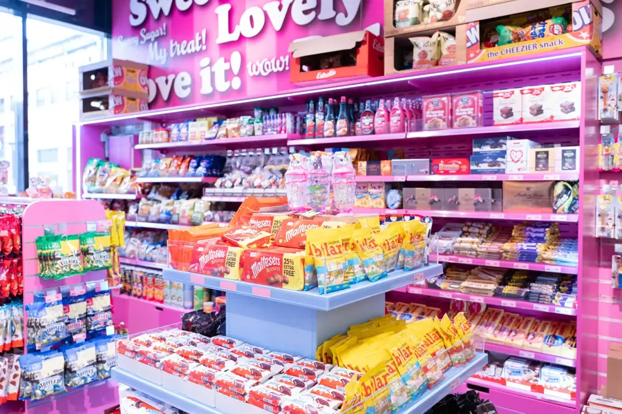 Innsiden av godteributikken Yummy Heaven. Masse fargerikt godteri i hyllene. 