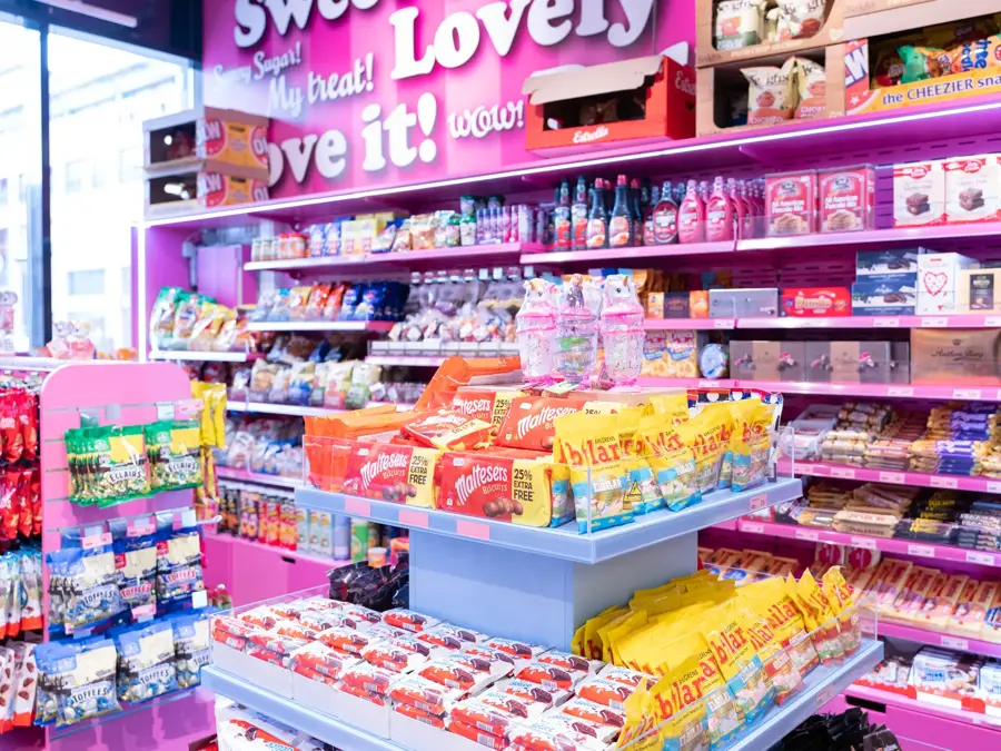 Innsiden av godteributikken Yummy Heaven. Masse fargerikt godteri i hyllene. 