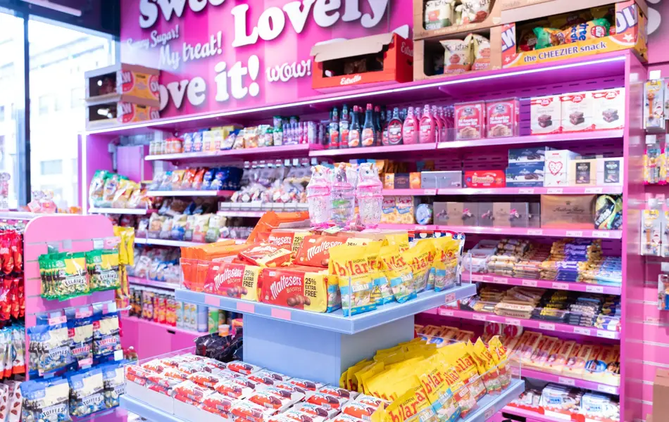 Innsiden av godteributikken Yummy Heaven. Masse fargerikt godteri i hyllene. 