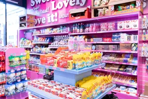 Innsiden av godteributikken Yummy Heaven. Masse fargerikt godteri i hyllene. 