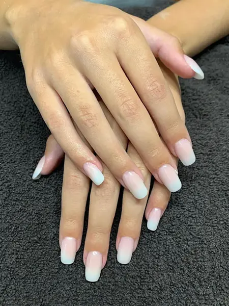 nærbilde av hender med nye negler, fransk manikyr