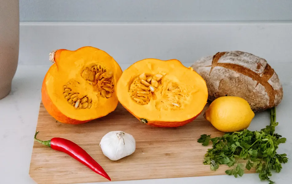 Ingredienser til gresskarsuppe på kjøkkenbenk