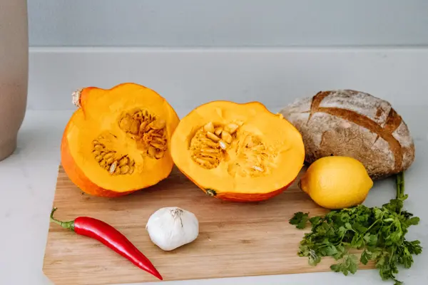 Ingredienser til gresskarsuppe på kjøkkenbenk