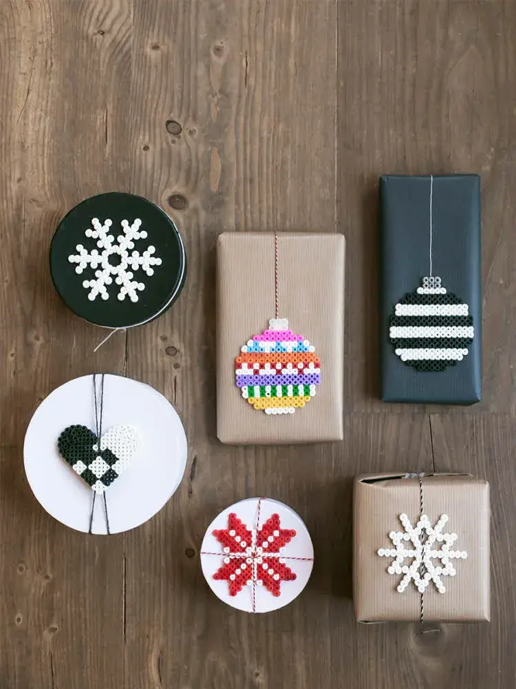 Fugleperspektiv på bordplate med små pakker på. Foto til artikkel om julepynt du kan lage selv.