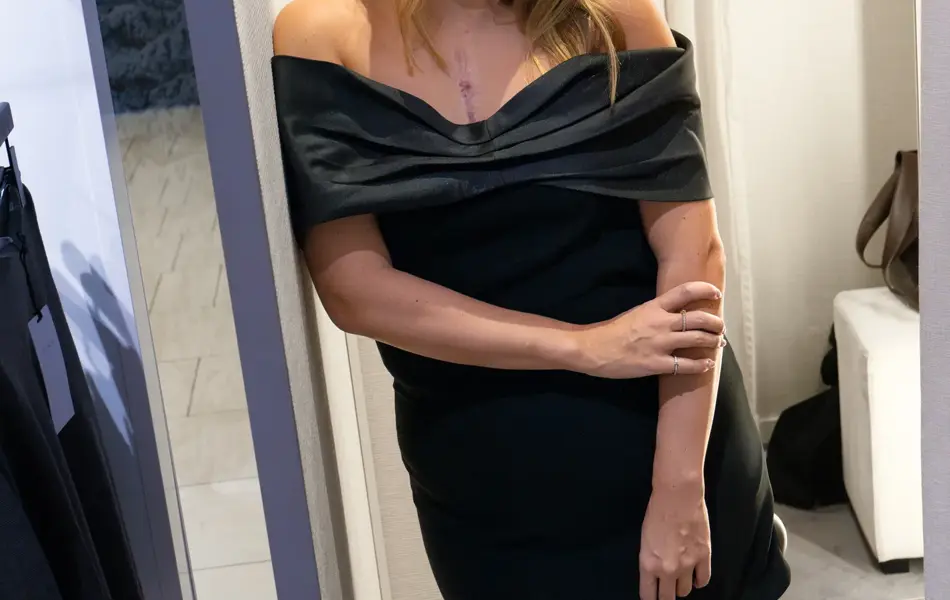 Dame med sort off-shoulder kort kjole.