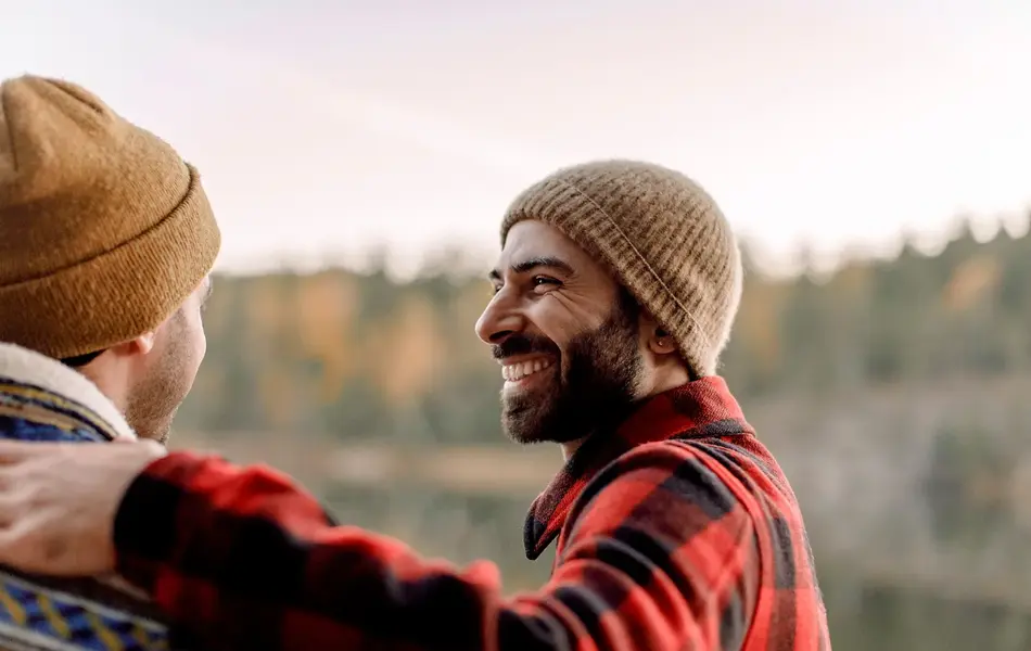 Nærbilde av mann i profil med rødrutete flanellskjorte.  