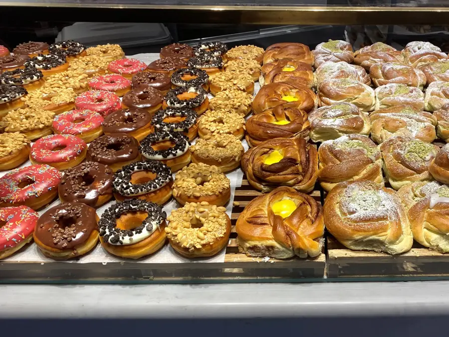 Utstilling av donuts og boller i en disk