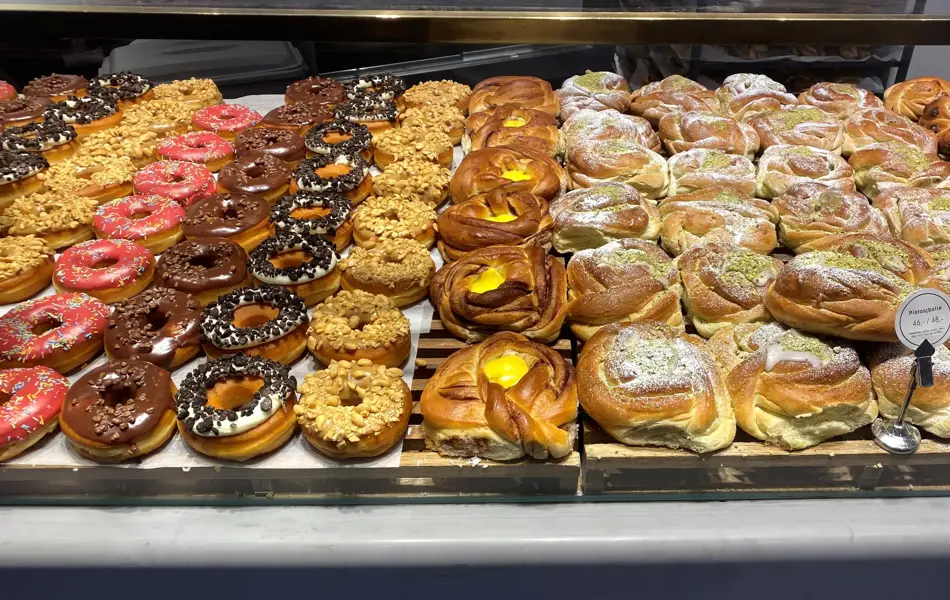 Utstilling av donuts og boller i en disk