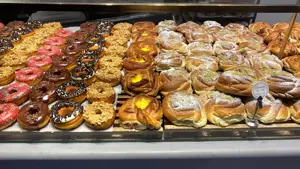 Utstilling av donuts og boller i en disk