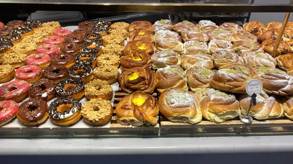 Utstilling av donuts og boller i en disk