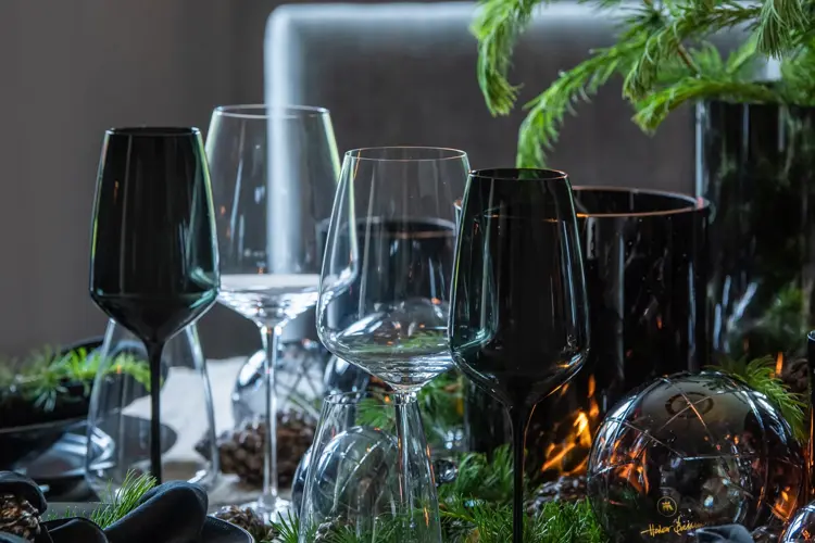 Du trenger ikke ha hvit duk til selskap. Mørke nyanser gir lun stemning, og med metalliske elementer og grønne kvister blir det garantert julestemning.