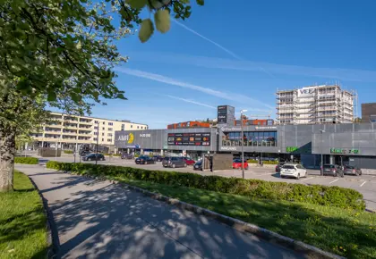 AMFI Vågsbygd fasade, mot inngang og parkeringsplass