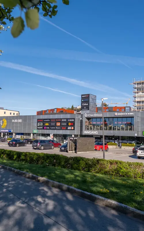 AMFI Vågsbygd fasade, mot inngang og parkeringsplass