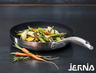 Stekepanne med stekte grønnsaker.