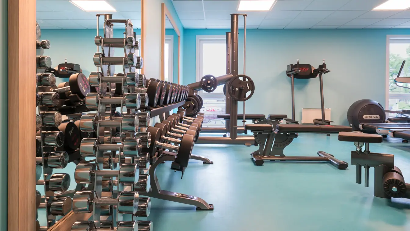 Treningsrom med manualer, styrkeapparater og tredemølle på Thon Hotel Tønsberg Brygge