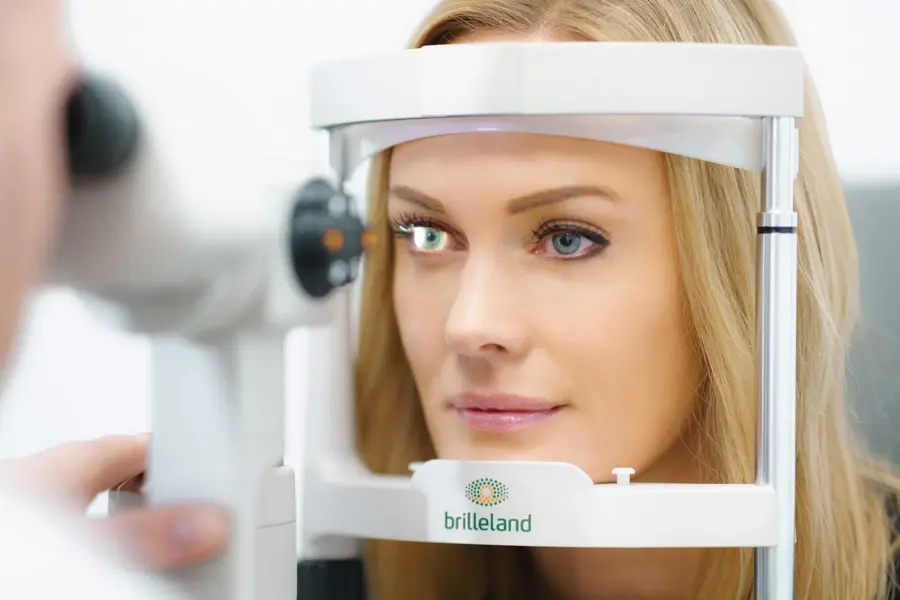 Dame tar synstest hos optiker