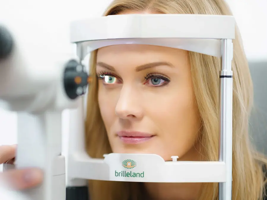 Dame tar synstest hos optiker