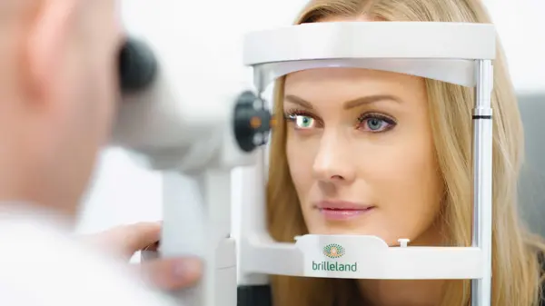 Dame tar synstest hos optiker