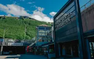 Thon Senter Pyramiden fasade, hovedinngang med logo.