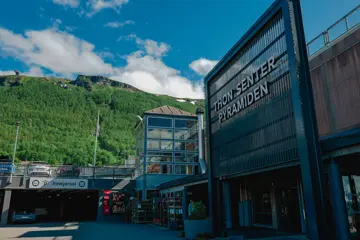 Thon Senter Pyramiden fasade, hovedinngang med logo.