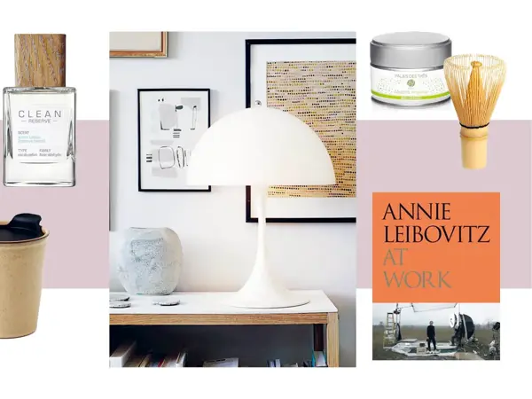 Parfymeflaske, termokopp, Hyllemed Panthella bordlampe, en vase og bilder på veggen i bakgrunnen, matcha te og visp, bok.