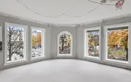 Tomt rom med store vinduer med utsikt på Stortorvet 2.