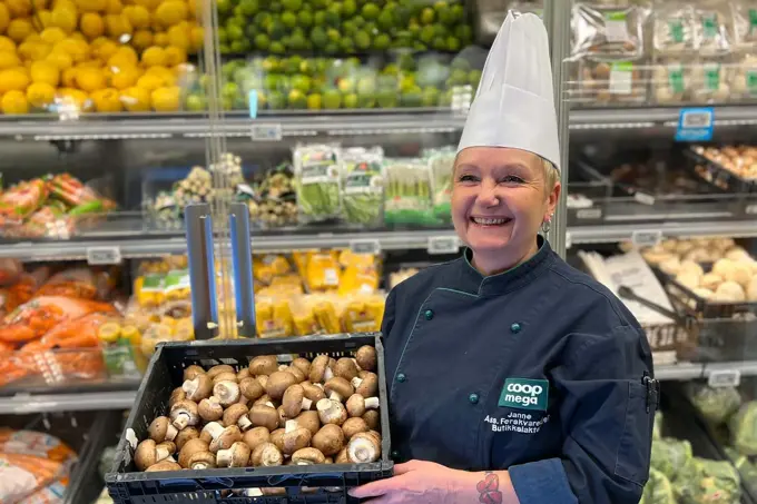 Dame som holder sopp