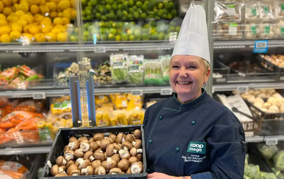 Dame som holder sopp