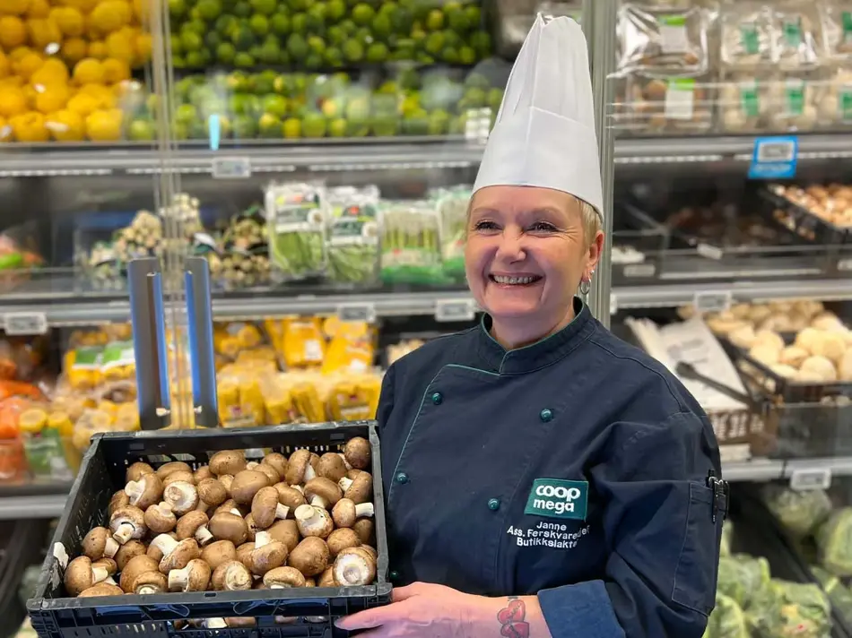 Dame som holder sopp