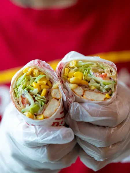 Innsiden av en baguett med kylling og grønnsaker