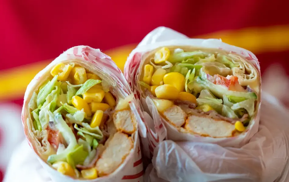 Innsiden av en baguett med kylling og grønnsaker