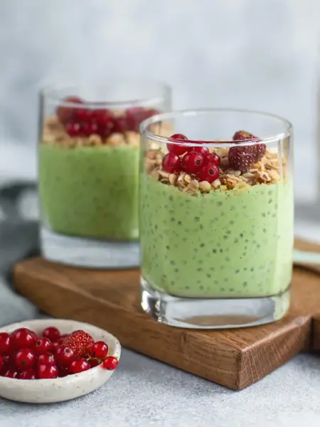 Grønn matcha pudding med bær