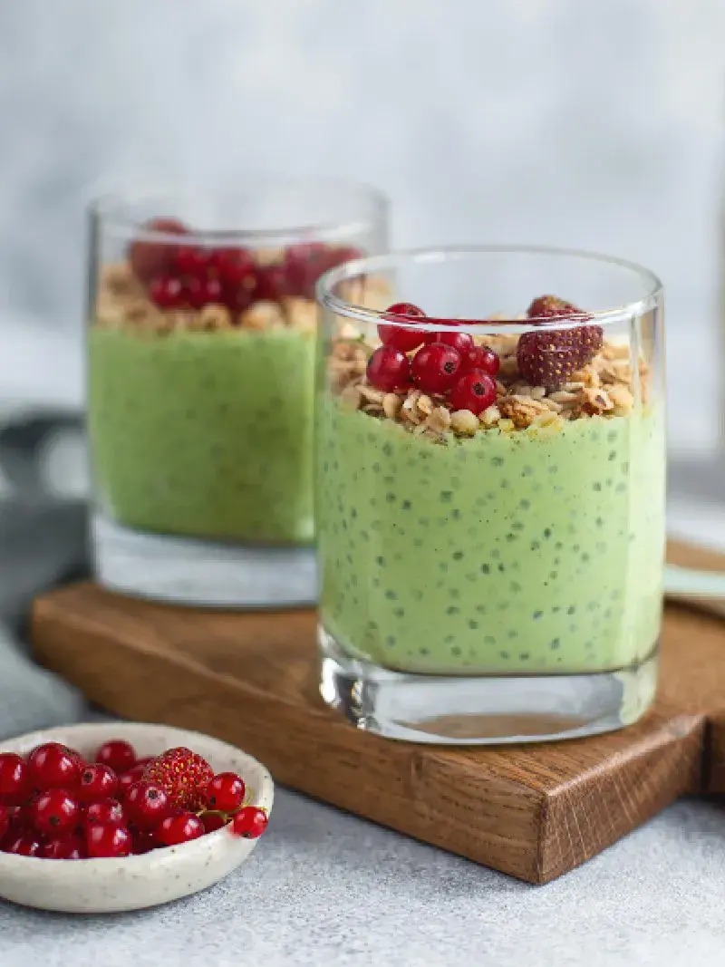 Grønn matcha pudding med bær