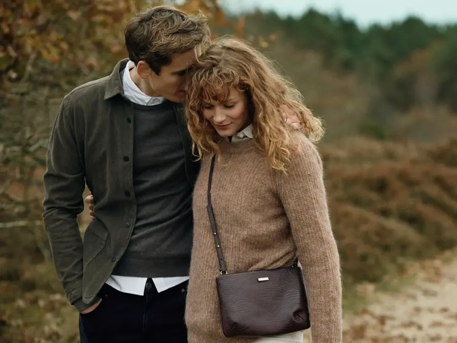 Par går sammen i naturen