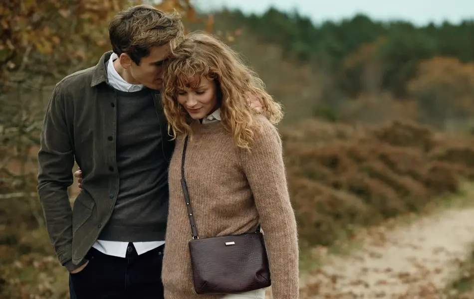 Par går sammen i naturen